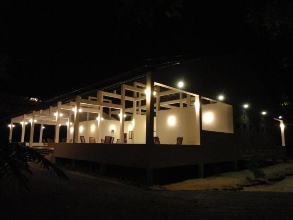 Naaval Hotel Batticaloa Esterno foto