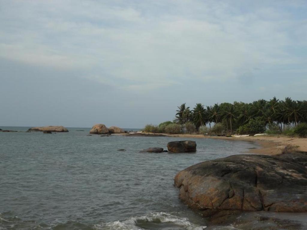 Naaval Hotel Batticaloa Esterno foto