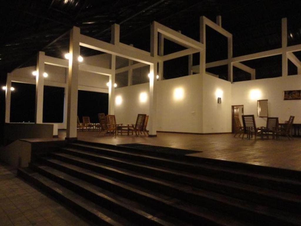Naaval Hotel Batticaloa Esterno foto
