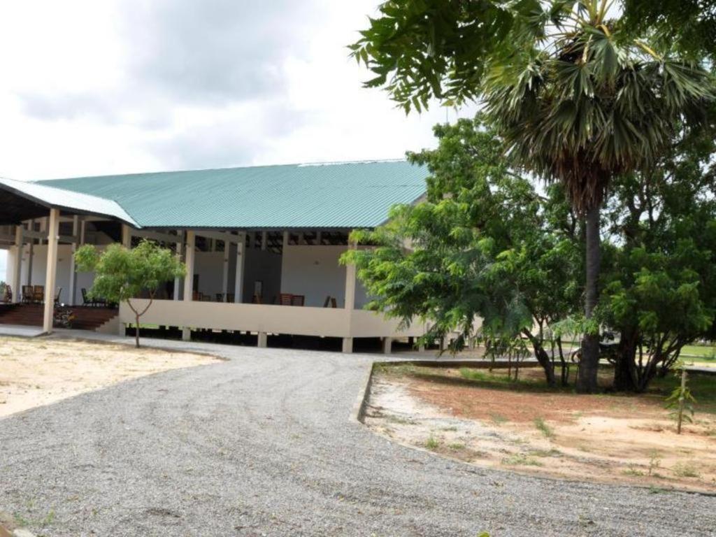 Naaval Hotel Batticaloa Esterno foto