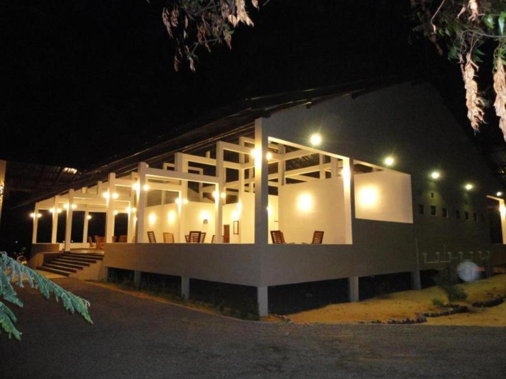 Naaval Hotel Batticaloa Esterno foto
