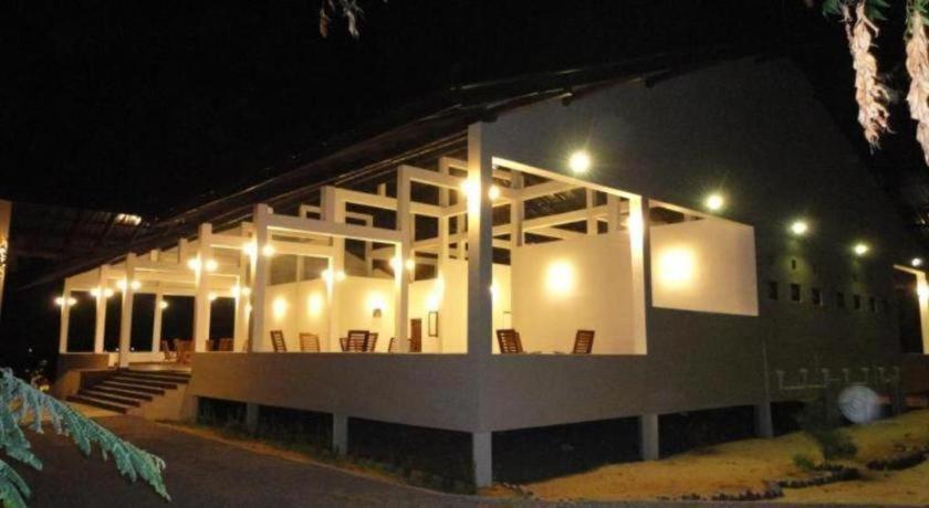 Naaval Hotel Batticaloa Esterno foto
