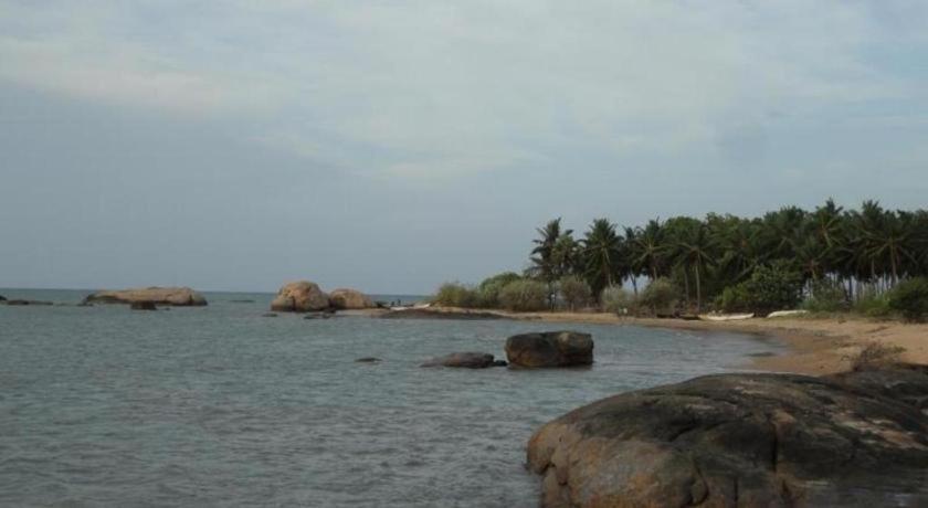 Naaval Hotel Batticaloa Esterno foto