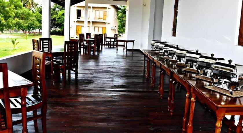 Naaval Hotel Batticaloa Esterno foto