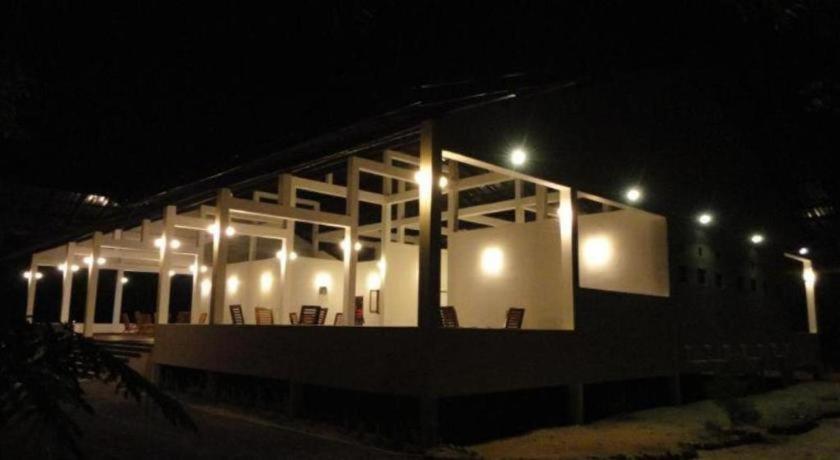 Naaval Hotel Batticaloa Esterno foto