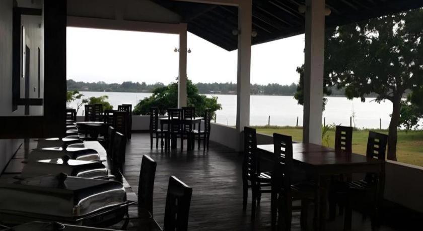 Naaval Hotel Batticaloa Esterno foto