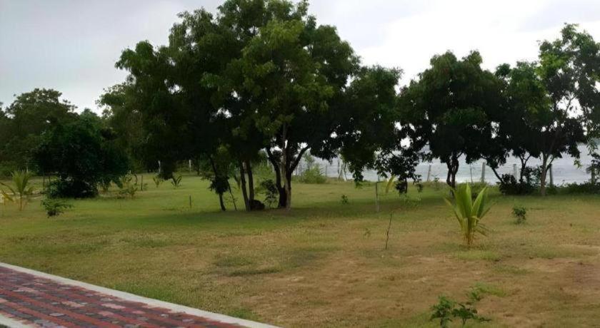 Naaval Hotel Batticaloa Esterno foto