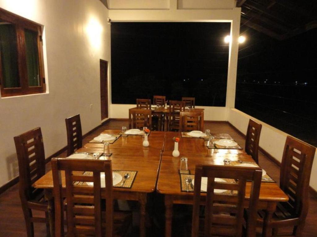 Naaval Hotel Batticaloa Esterno foto