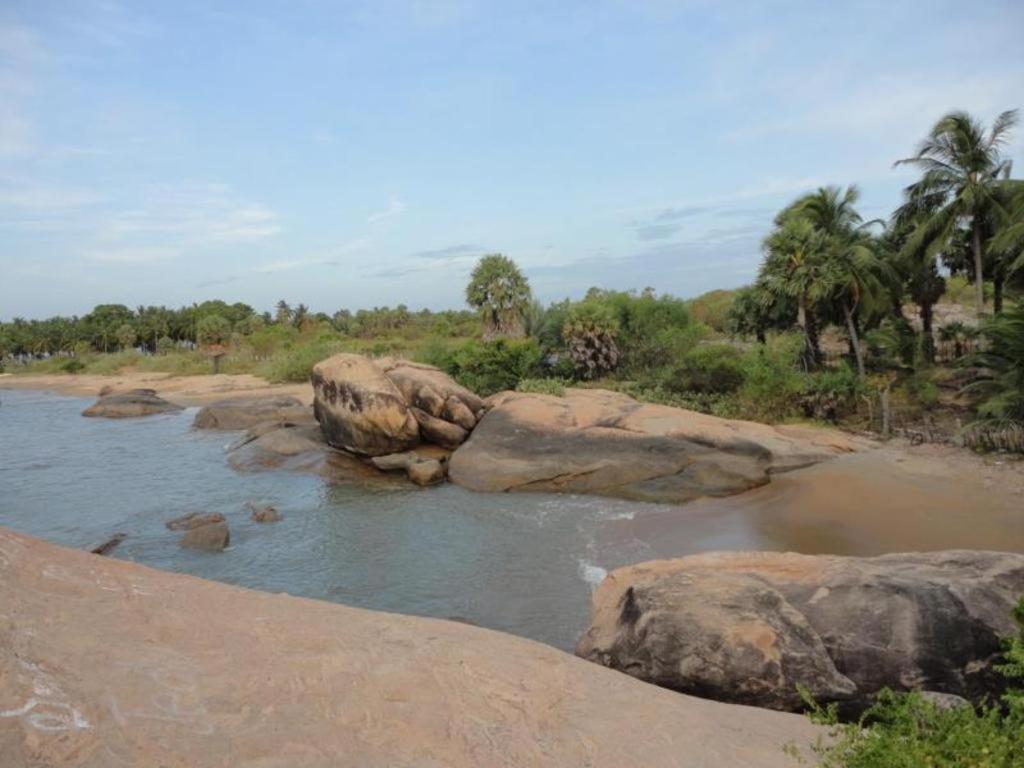 Naaval Hotel Batticaloa Esterno foto