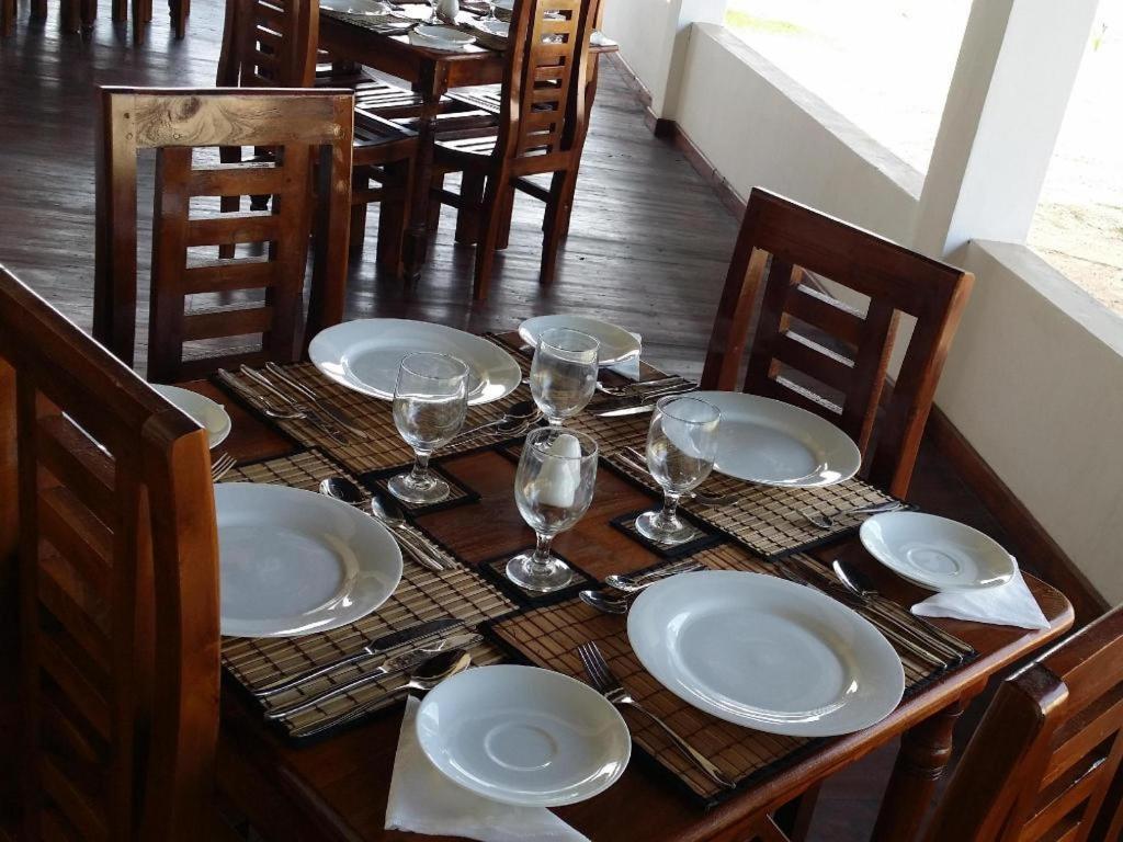 Naaval Hotel Batticaloa Esterno foto