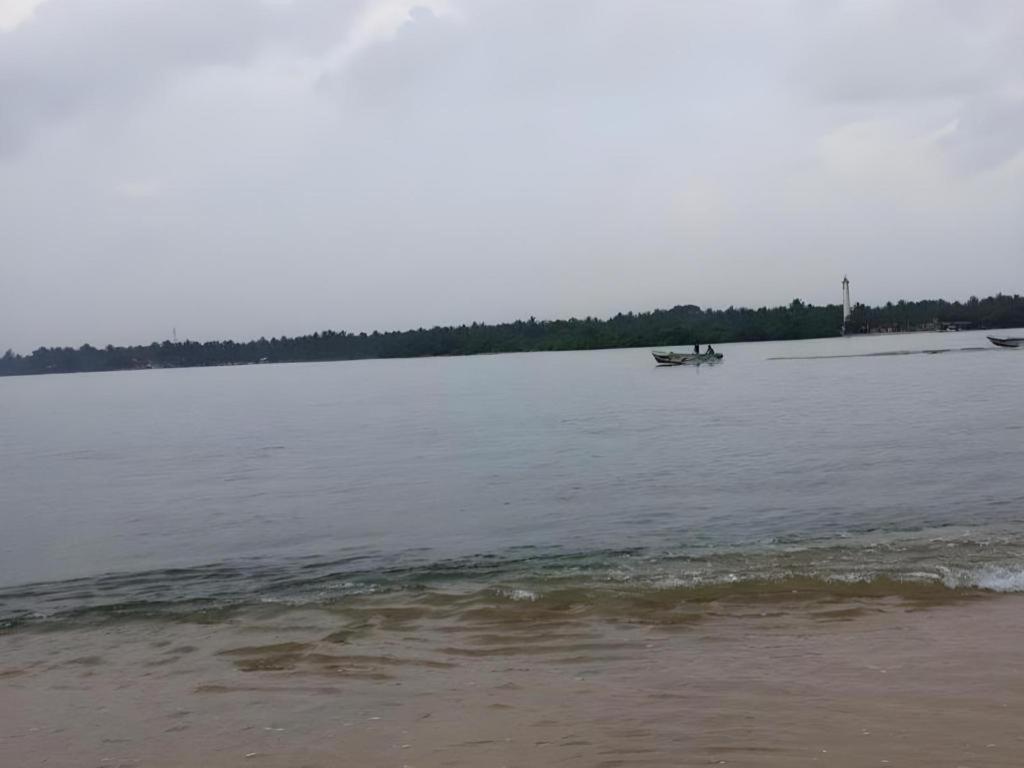Naaval Hotel Batticaloa Esterno foto