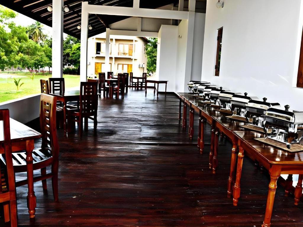 Naaval Hotel Batticaloa Esterno foto