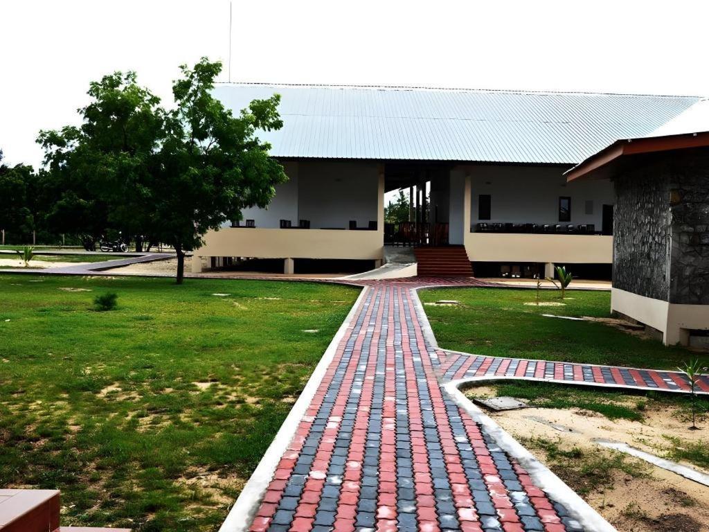 Naaval Hotel Batticaloa Esterno foto