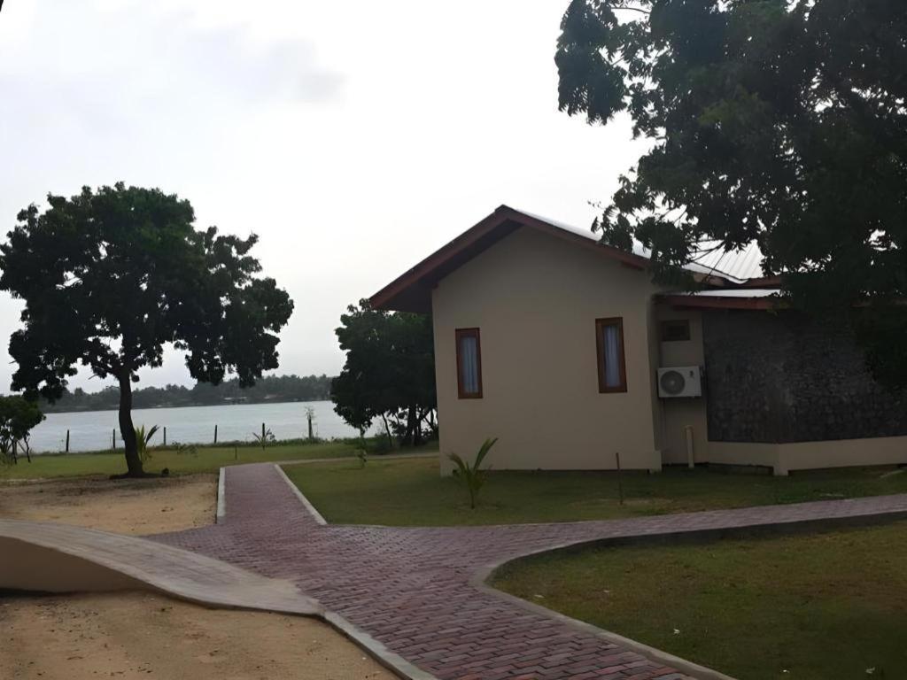 Naaval Hotel Batticaloa Esterno foto