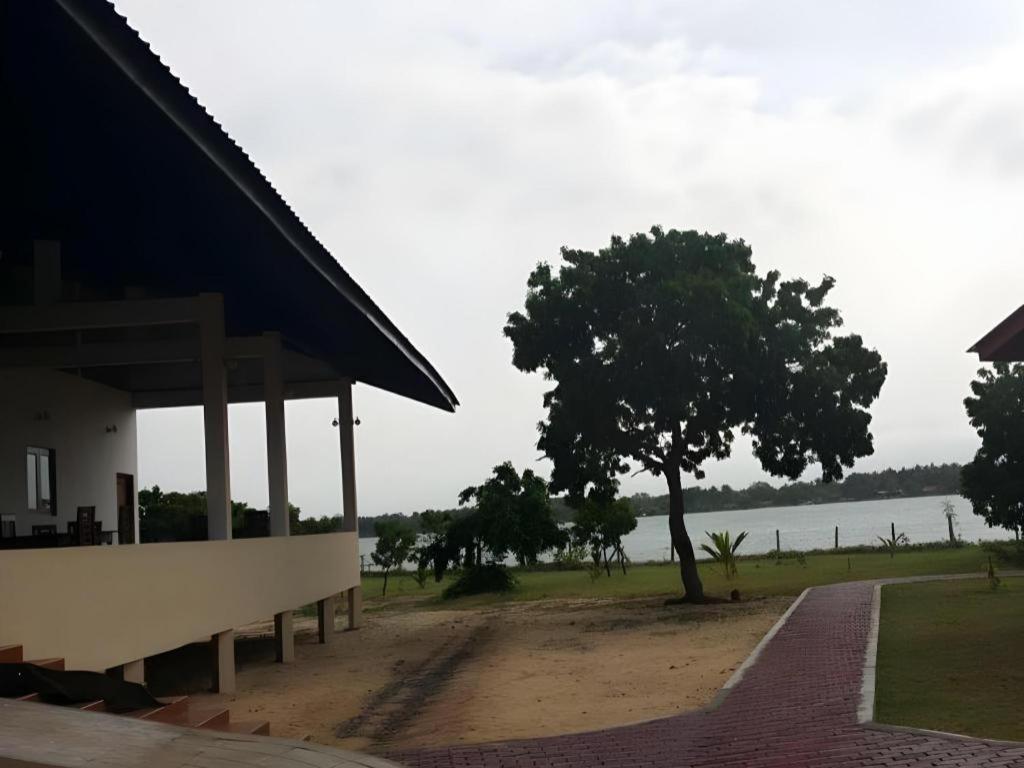 Naaval Hotel Batticaloa Esterno foto