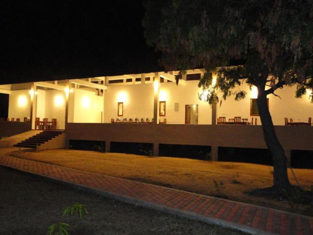 Naaval Hotel Batticaloa Esterno foto