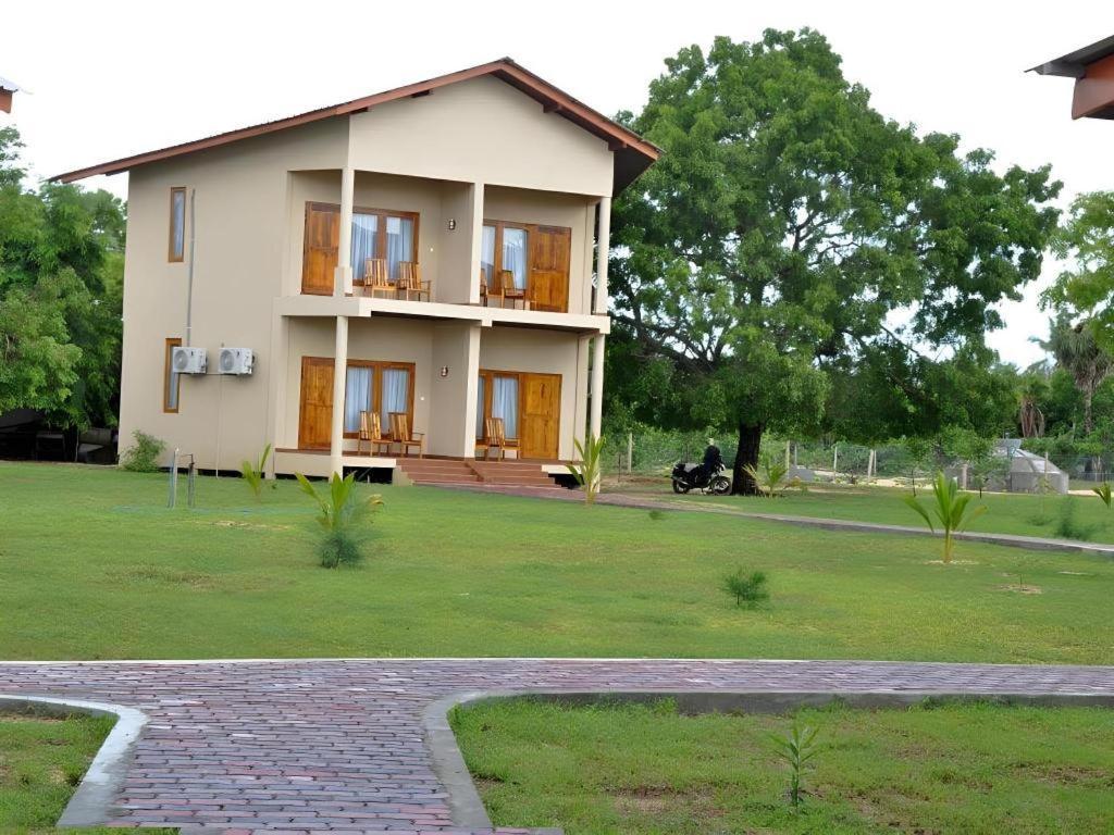 Naaval Hotel Batticaloa Esterno foto